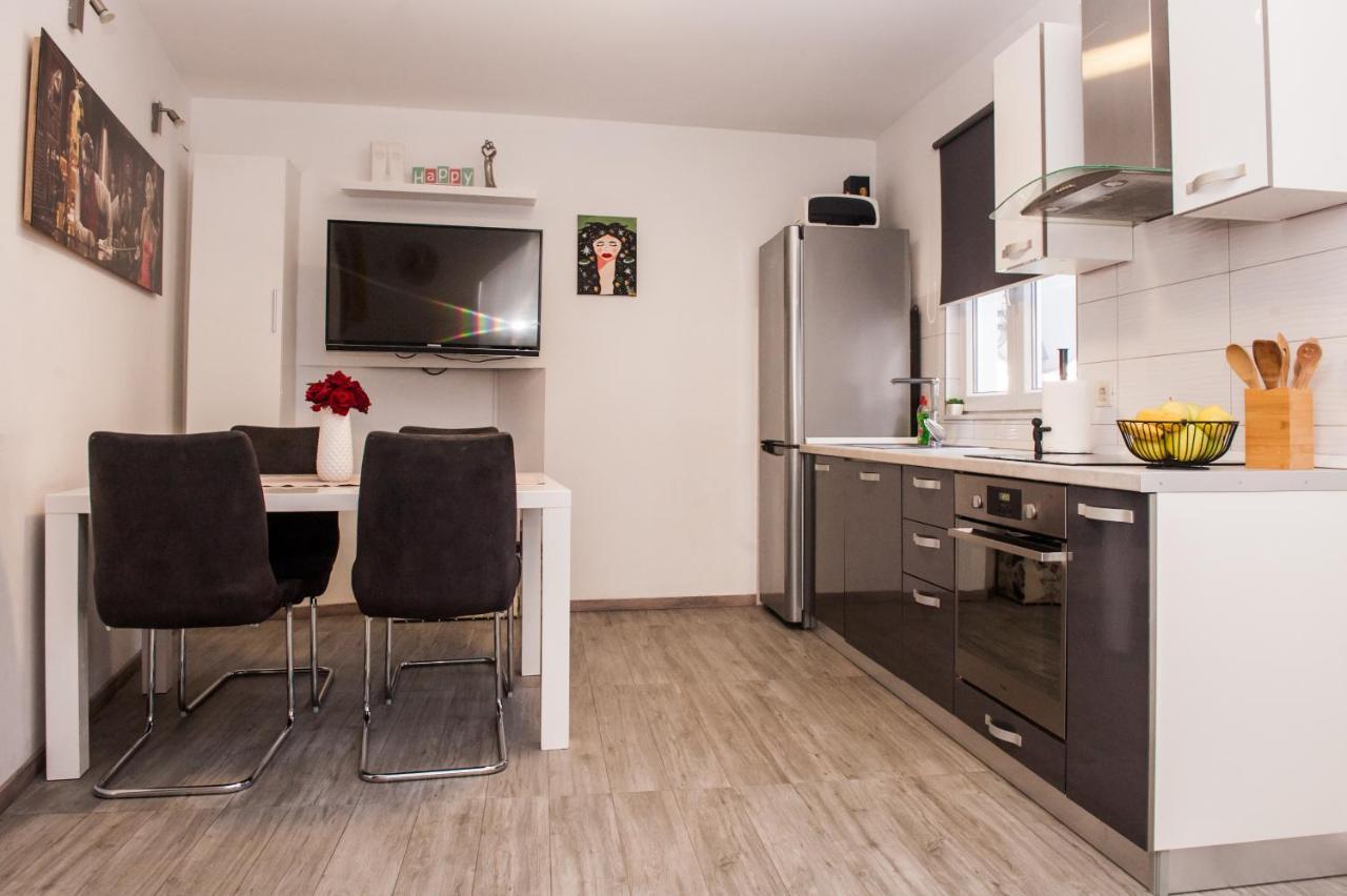 Miki - City Center Apartment With Large Balcony Split Exterior photo