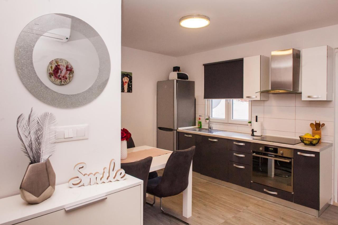 Miki - City Center Apartment With Large Balcony Split Exterior photo