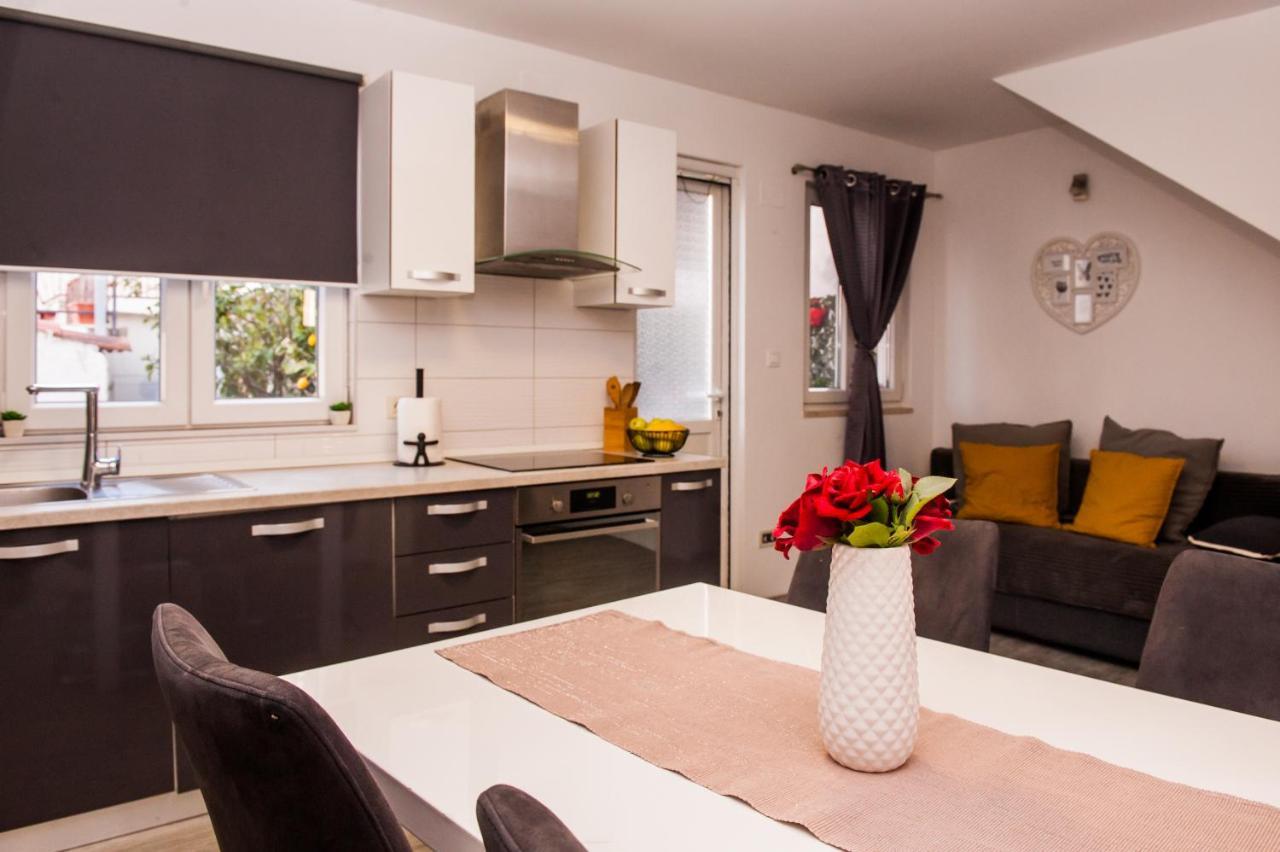 Miki - City Center Apartment With Large Balcony Split Exterior photo