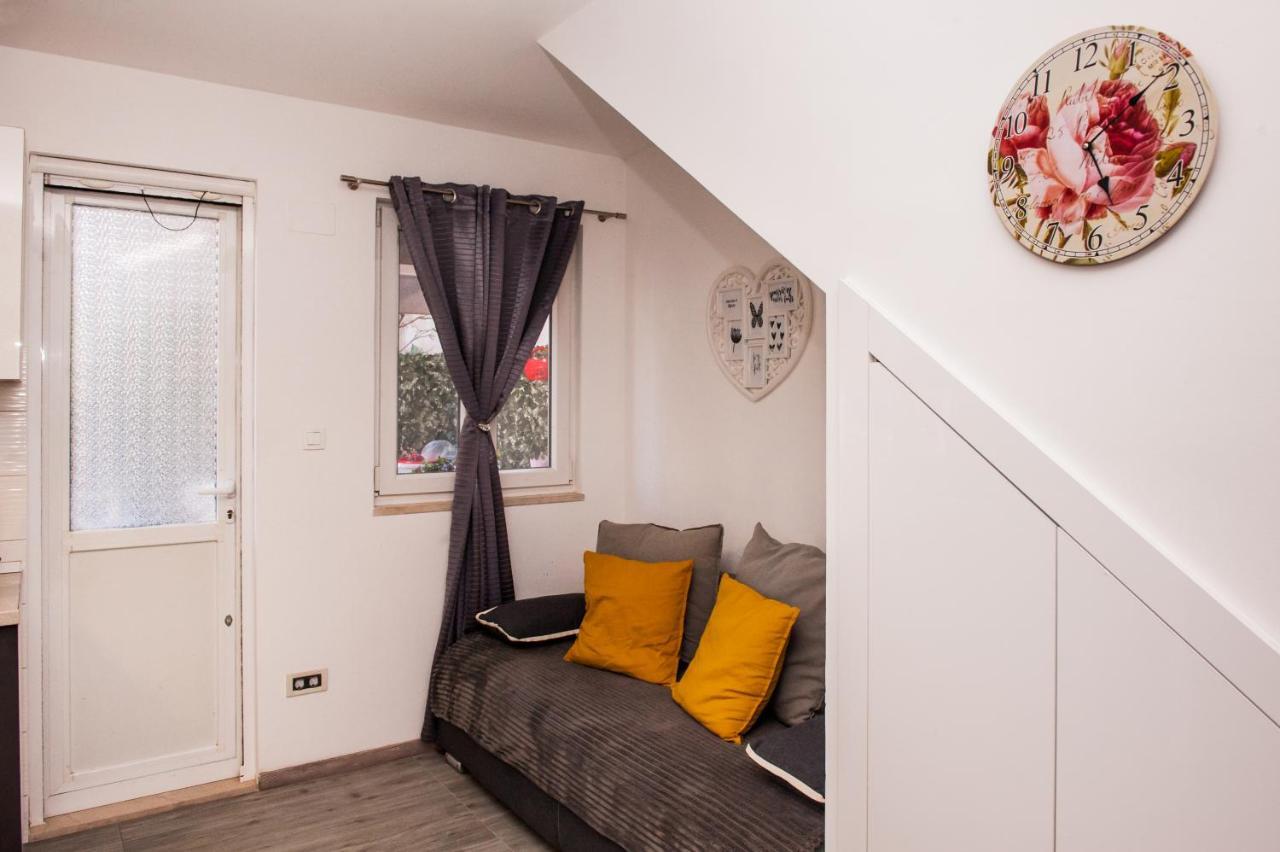 Miki - City Center Apartment With Large Balcony Split Exterior photo